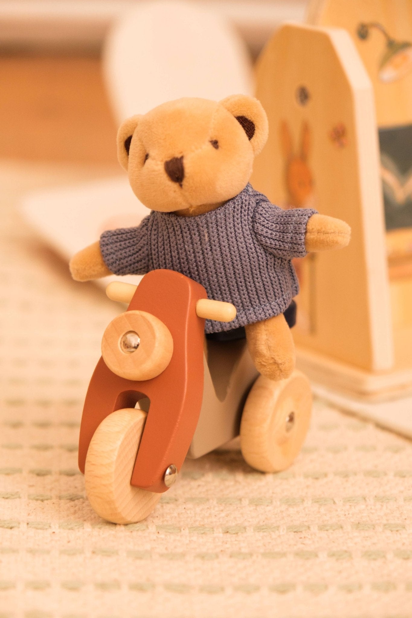 Alexis the Bear on a Vespa Egmont