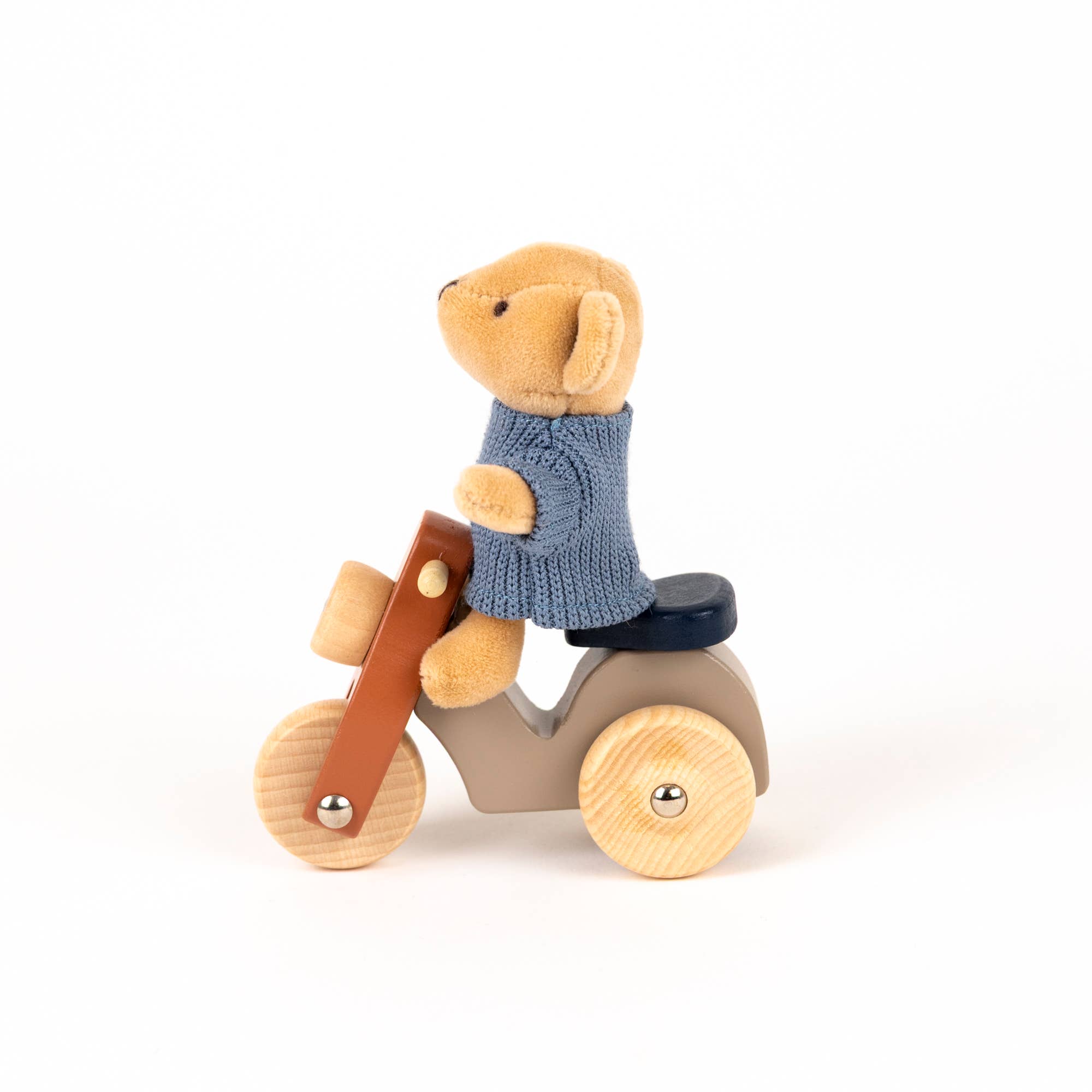 Alexis the Bear on a Vespa Egmont