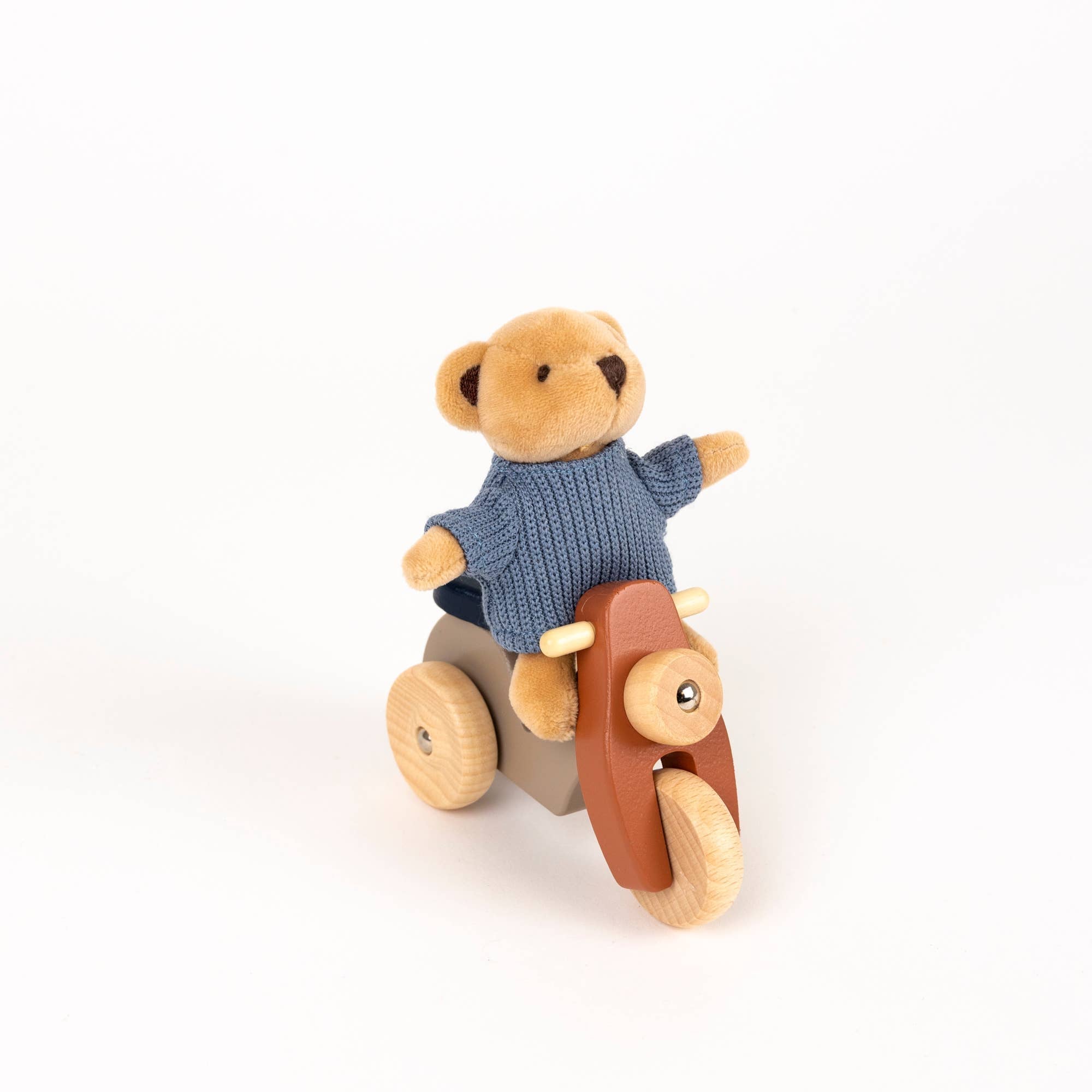 Alexis the Bear on a Vespa Egmont