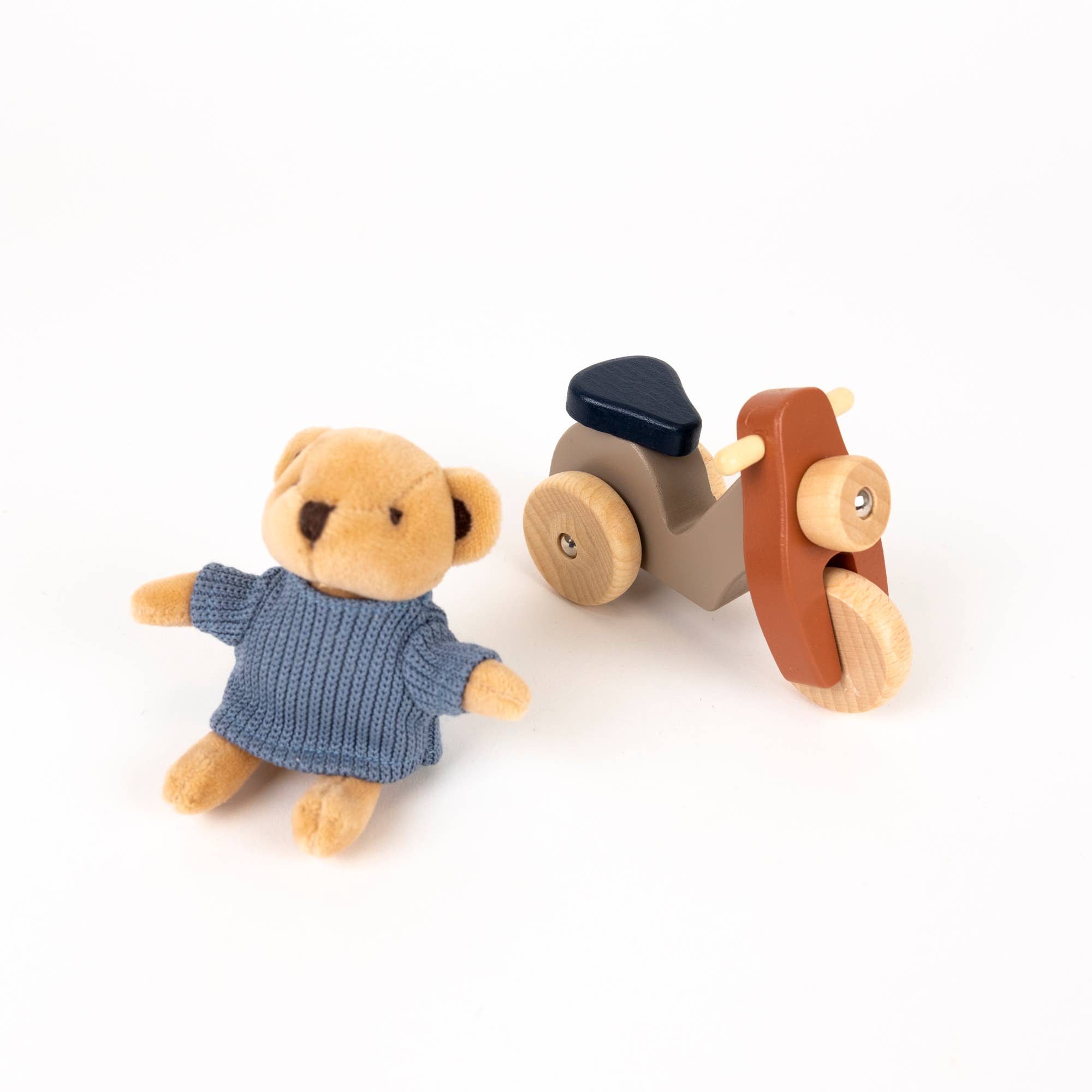 Alexis the Bear on a Vespa Egmont