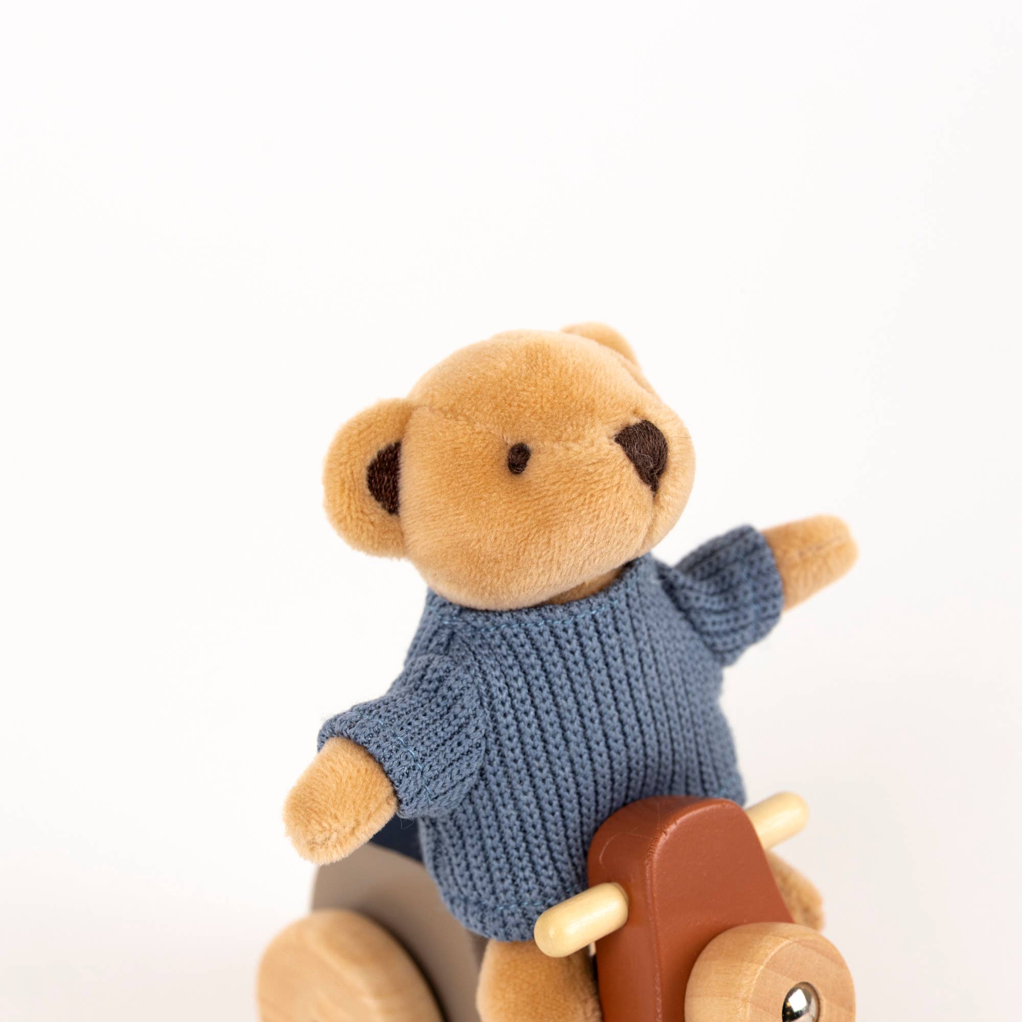 Alexis the Bear on a Vespa Egmont