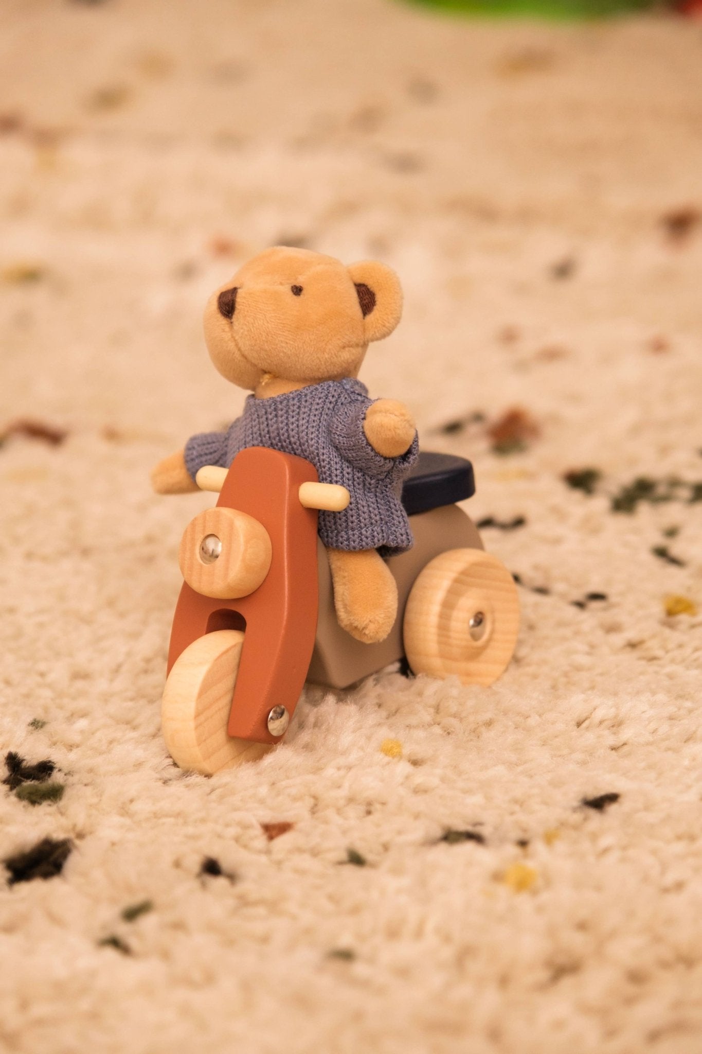 Alexis the Bear on a Vespa Egmont