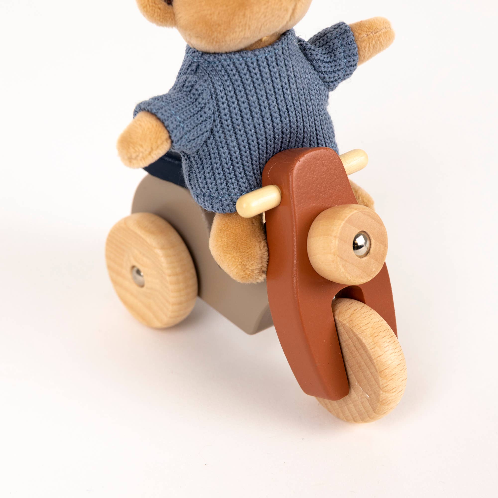 Alexis the Bear on a Vespa Egmont